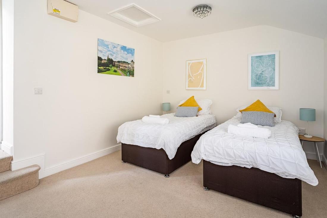 Spacious 2 Bedroom House With Stunning Views Bath Exterior photo