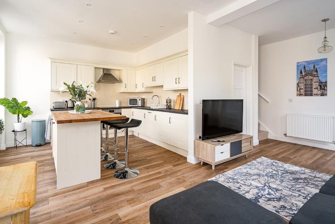 Spacious 2 Bedroom House With Stunning Views Bath Exterior photo